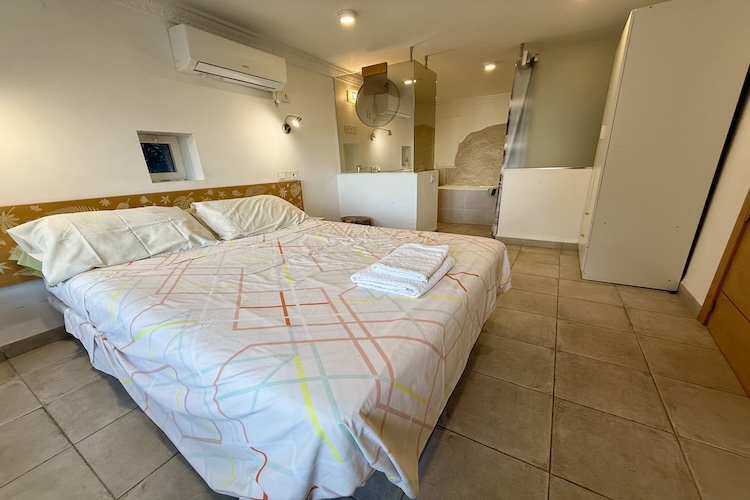 Double bedroom with ensuite and pool access