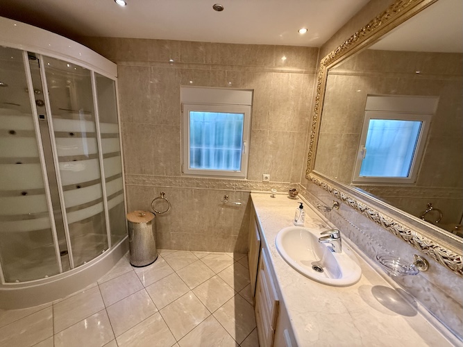 Ensuite to master bedroom